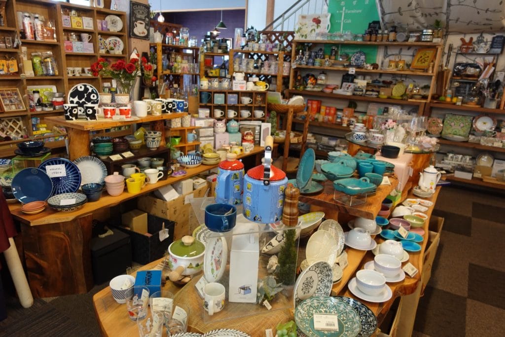 サラダ館　あずま本社１階